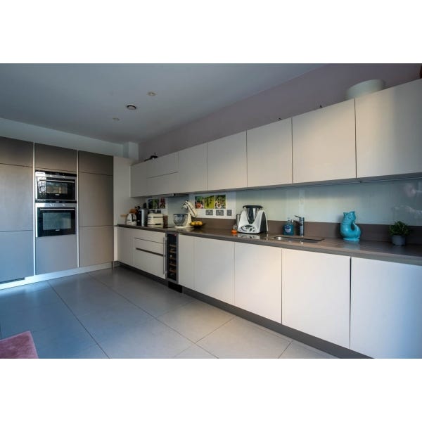 Modern Handleless Used Kitchen, Siemens Appliances 