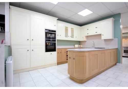 73% OFF RRP £26,100 - OMEGA MACKINTOSH Lissa Oak In Frame Shaker Ex Display Kitchen, with NEFF Appliances, Buckinghamshire