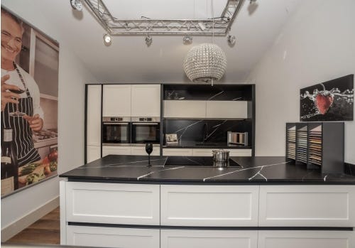 Caledonia Handleless Shaker Ex Display Kitchen